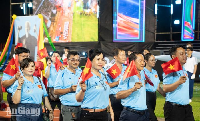 Đơn vị cụm 2 diễu hành tại lễ khai mạc.
