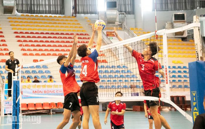 Các vận động viên tranh tài môn bóng chuyền nam.
