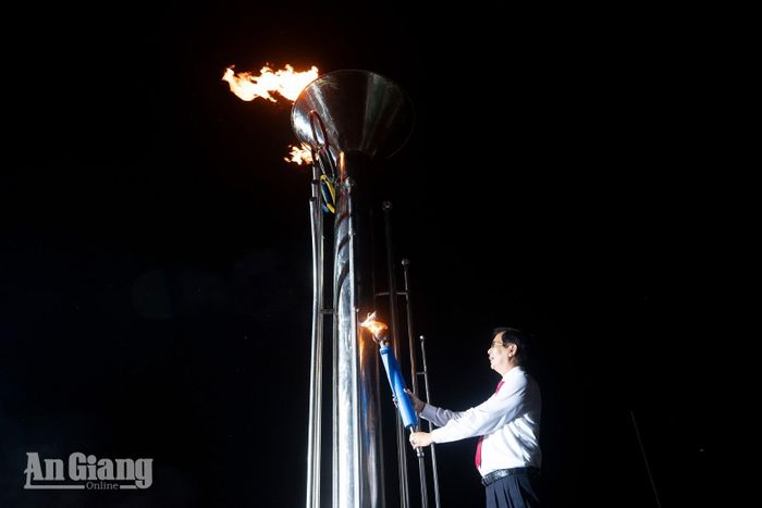 Ngọn lửa tượng trưng cho tinh thần cao thượng, sự trong sáng và tính nhân văn cao cả sẽ được thắp sáng trong suốt những ngày diễn ra đại hội nhằm động viên tinh thần thi đấu cho các vận động viên.