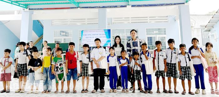 Có 300 phần quà được trao cho các học sinh.