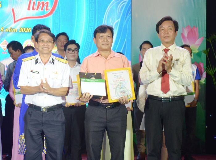 Ban Tổ chức trao giải ba cho thí sinh.