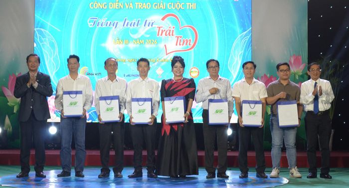 Ban tổ chức trao biểu trưng tri ân các đơn vị tài trợ cuộc thi.