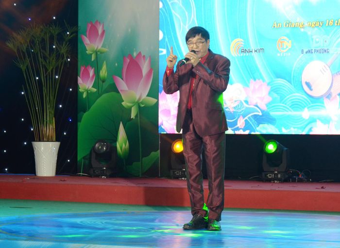 Bài vọng cổ “Mời nghe vọng cổ” do Nghệ sĩ Chí Tâm sáng tác và trình bày.