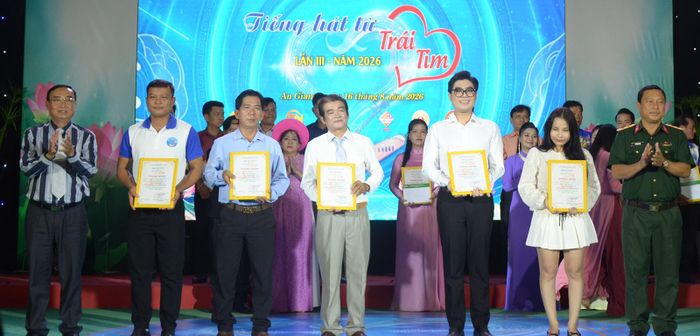 Ban Tổ chức trao giải chuyên đề cho thí sinh.