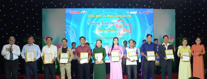 Ban Tổ chức trao giải triển vọng cho thí sinh.
