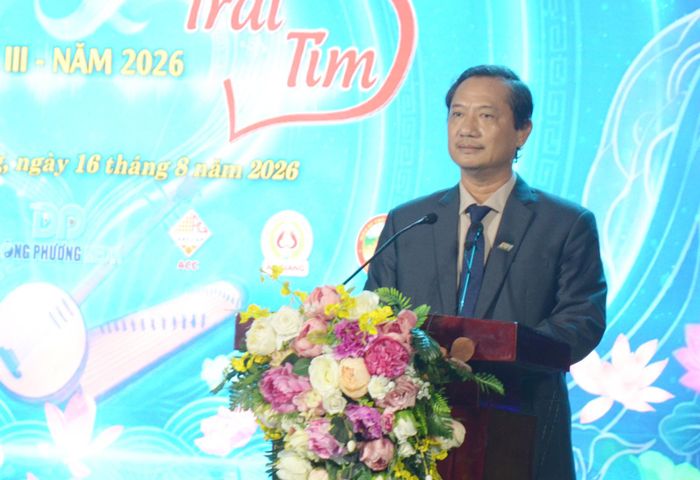 Giám đốc Báo và phát thanh, truyền hình An Giang, Trưởng Ban tổ chức cuộc thi Lê Văn Chuyển phát biểu tại đêm công diễn và trao giải cuộc thi.