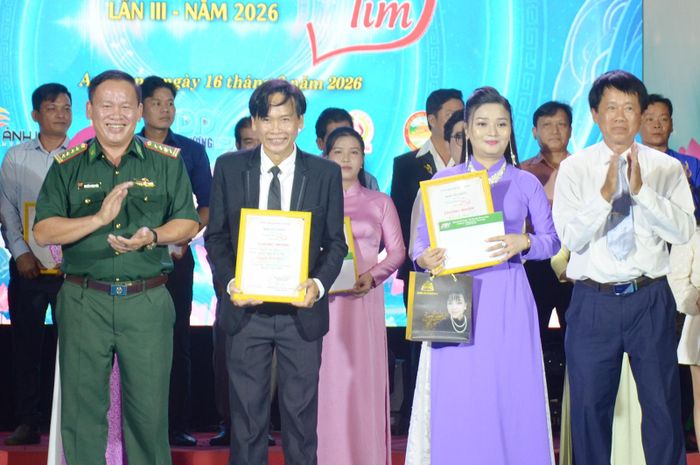 Ban Tổ chức trao giải khuyến khích cho thí sinh.