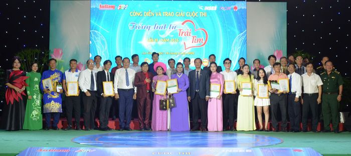Ban tổ chức chụp hình lưu niệm với đại biểu và thí sinh.