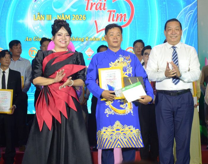 Ban Tổ chức giao giải nhì cho thí sinh.