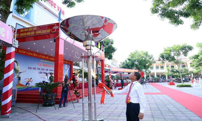  Đồng chí Nguyễn Văn Khanh, Bí thư Đảng ủy xã Hợp Thịnh thắp lửa truyền thống. 