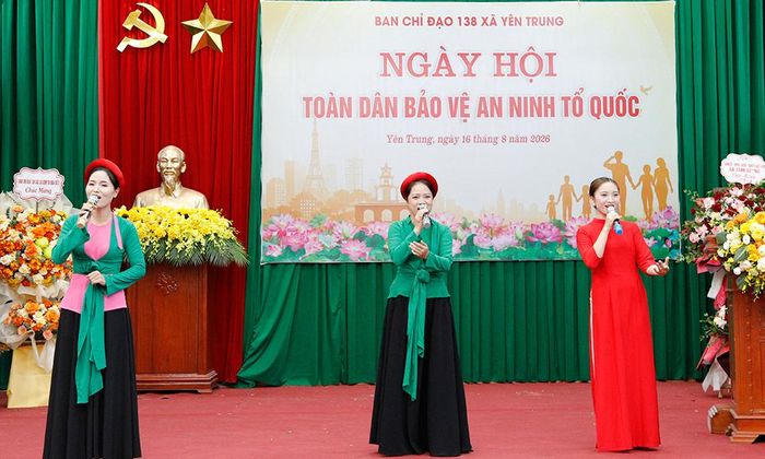  Tiết mục văn nghệ do đội văn nghệ xã Yên Trung biểu diễn tại ngày hội. 