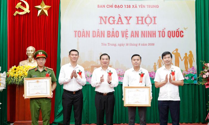  Đồng chí Vũ Trí Hải trao Bằng khen của Chủ tịch UBND tỉnh cho các tập thể, cá nhân xuất sắc. 