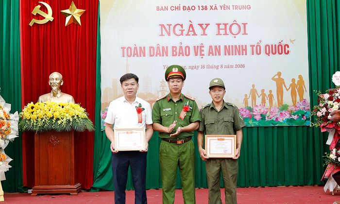  Thượng tá Nguyễn Đình Hùng, Phó Trưởng phòng Cảnh sát hình sự, Công an tỉnh trao Giấy khen của Giám đốc Công an tỉnh cho các tập thể, cá nhân xuất sắc. 