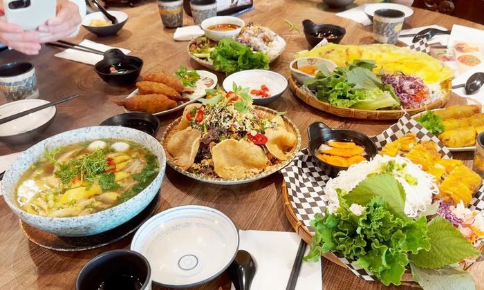  Các món ăn thân thuộc với gia đình người Việt, nhưng lại rất hấp dẫn với thực khác quốc tế tại một cơ sở của Linh Anh. 