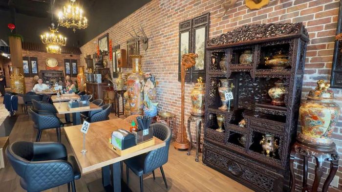  Không gian bài trí đặc thù văn hóa Việt Nam tại một cơ sở của chuỗi nhà hàng Linh Anh 