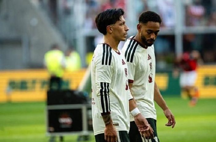 Matheus Cunha lùi sâu tìm bóng nhưng chưa tạo ra tầm ảnh hưởng rõ rệt.
