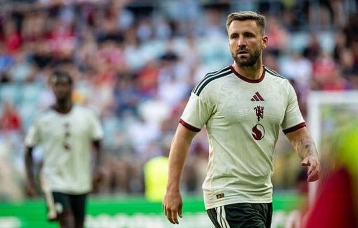 Luke Shaw vất vả đối phó với Chukwueze và nhận điểm 4.