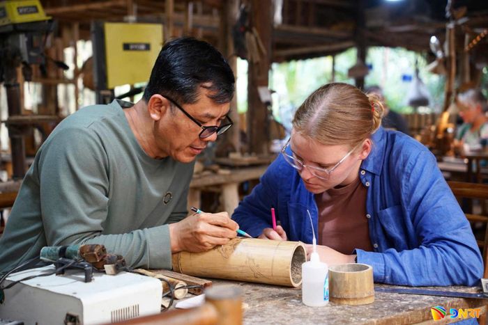 Không chỉ là nơi sản xuất đồ thủ công, Tabu Bambu Workshop còn trở thành điểm trải nghiệm giúp du khách quốc tế hiểu thêm về tre và văn hóa bản địa.