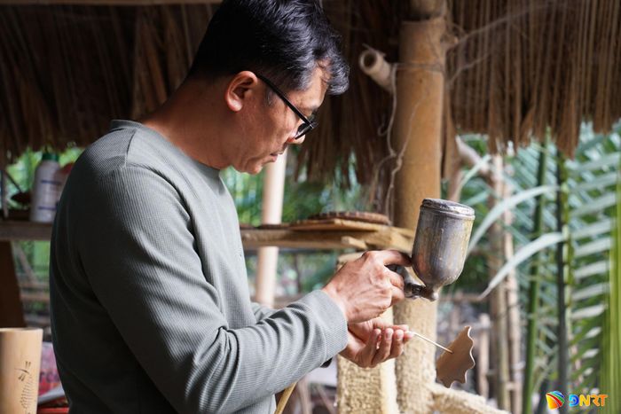 Từ niềm đam mê với tre từ thuở nhỏ, anh Võ Tấn Tân lựa chọn trở về quê, gắn bó với nghề thủ công và xây dựng Tabu Bambu Workshop.
