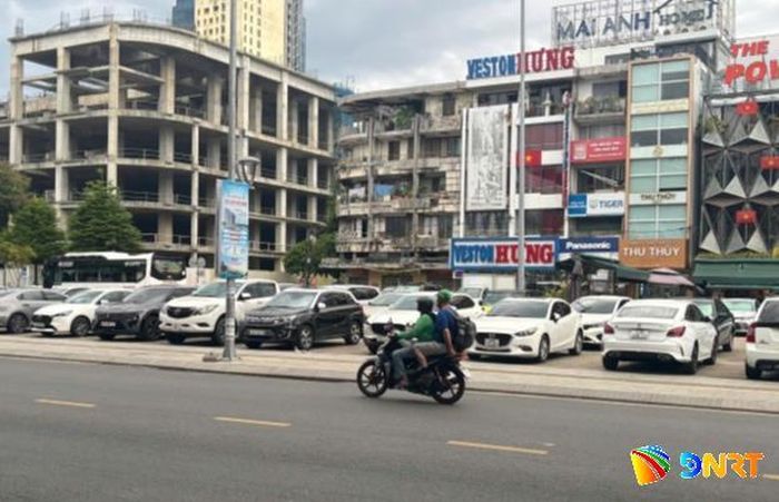 Khu vực đỗ xe trước Nhà hát Trưng Vương có thể được xem xét kết hợp phần nổi làm công viên, phần ngầm làm bãi đỗ xe. Ảnh: MINH SƠN