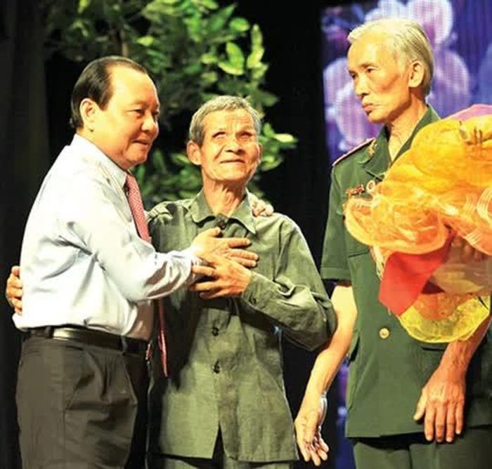 Ông Alăng Bhuôch (giữa) trong một lần gặp Bí thư Thảnh ủy Thành phố Hồ Chí Minh Lê Thanh Hải. Ảnh: Tư liệu