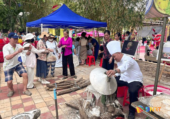 Các đầu bếp, nghệ nhân trình diễn chế biến mỳ Quảng thu hút đông đảo người dân và du khách. Ảnh: Đ.HẢI