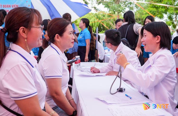 Đoàn viên, người lao động được tư vấn, khám bệnh miễn phí tại ngày hội. Ảnh: HỒ QUÂN