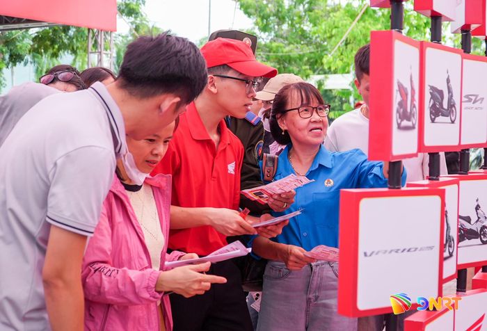 Sôi nổi chương trình an toàn giao thông tại ngày hội. Ảnh: HỒ QUÂN