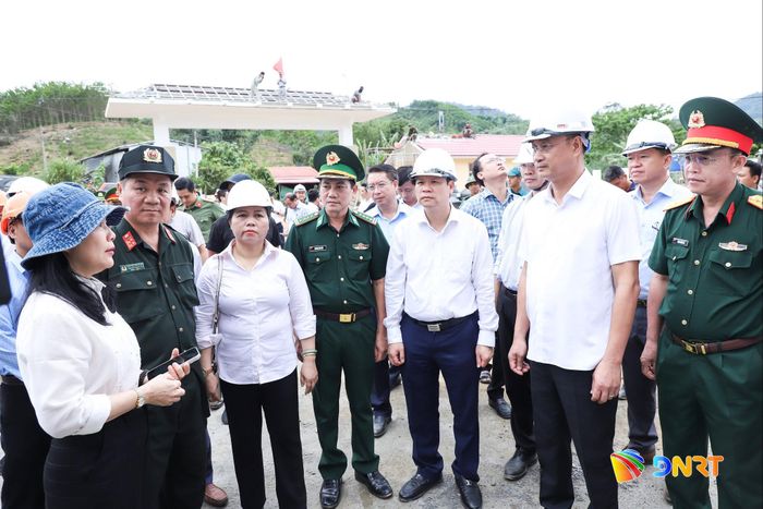 Giám đốc Sở Giáo dục và Đào tạo Lê Thị Bích Thuận (ngoài cùng bên trái) báo cáo công tác chuẩn bị nhân sự, vận động học sinh trước thềm khai giảng năm học mới. Ảnh: NGỌC PHÚ