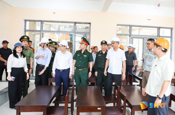 Lãnh đạo thành phố kiểm tra tại phòng học. Ảnh: NGỌC PHÚ