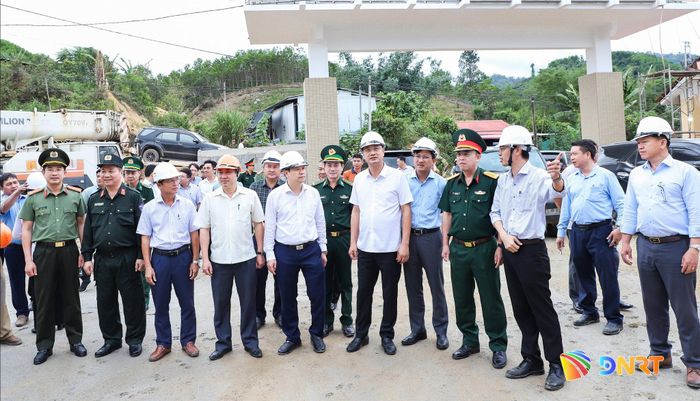 Bí thư Thành ủy Lê Ngọc Quang cùng lãnh đạo thành phố kiểm tra tiến độ xây dựng Trường Phổ thông nội trú liên cấp Tiểu học - THCS Đắc Pring. Ảnh: NGỌC PHÚ