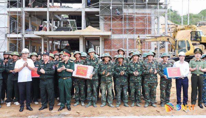 Bí thư Thành ủy Lê Ngọc Quang và Chủ tịch UBND thành phố Nguyễn Mạnh Hùng tặng quà động viên lực lượng tham gia thi công trường học. Ảnh: NGỌC PHÚ