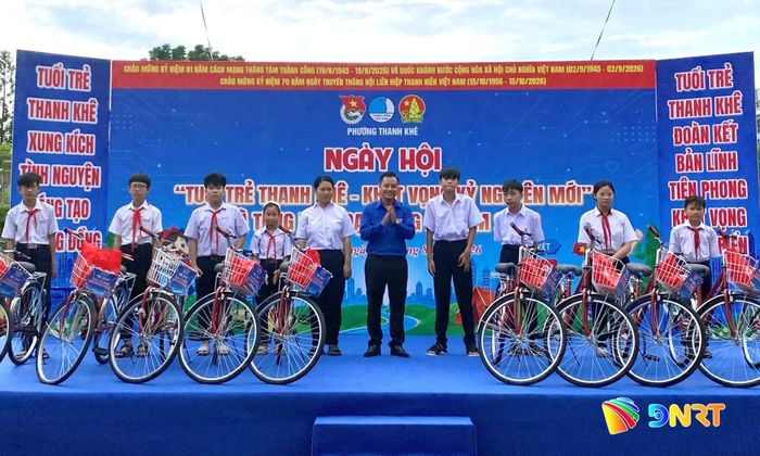 Trao xe đạp cho học sinh nghèo trên địa bàn phường. Ảnh: KHÁNH LINH