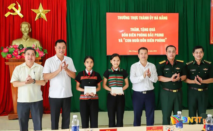 Bí thư Thành ủy Lê Ngọc Quang (thứ 2, bên trái sang), Chủ tịch UBND thành phố Nguyễn Mạnh Hùng (thứ 3, bên phải sang), Phó Chủ tịch UBND thành phố Phan Thái Bình (bên trái), Đại tá Trần Hữu Ích, Chỉ huy trưởng Bộ Chỉ huy Quân sự thành phố (thứ 2, bên phải sang) tặng quà cho "Con nuôi Đồn Biên phòng" Đắc Pring. Ảnh: NGỌC PHÚ