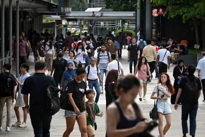 Singapore hỗ trợ tiền để người dân đối phó với chi phí sinh hoạt ngày càng tăng. Ảnh: Straitstimes