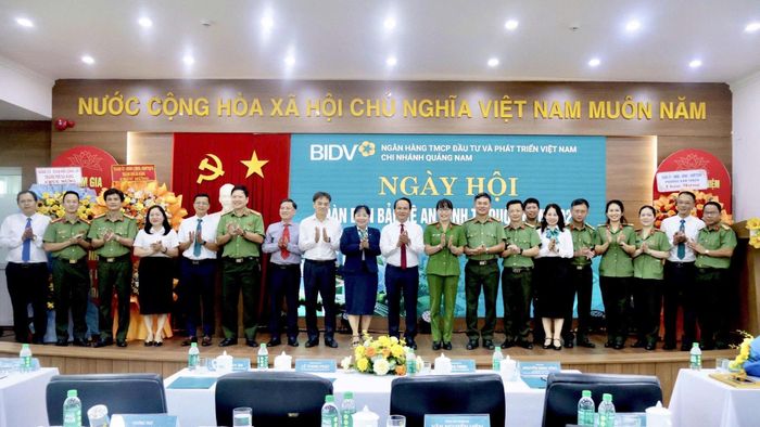 Các đại biểu tham dự, chúc mừng Ngày hội Toàn dân bảo vệ an ninh Tổ quốc tại BIDV Chi nhánh Quảng Nam. Ảnh: Mặt trận Đà Nẵng