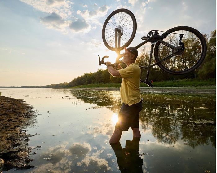 Ông Gabor Kurti lội bộ qua sông Danube. Ảnh: The Guardian