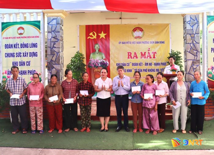 Lãnh đạo phường Điện Bàn Đông trao quà cho 10 hộ khó khăn ở tổ dân phố Tứ Câu trong khuôn khổ chương trình. Ảnh: QUỐC TUẤN