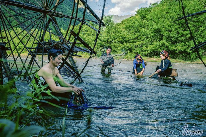 Cuộc sống của đồng bào dân tộc Thái gắn liền với sông suối.