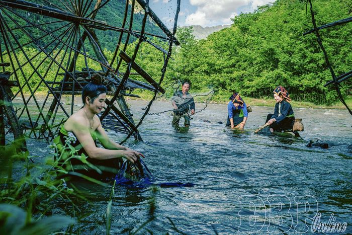 Cuộc sống của đồng bào dân tộc Thái gắn liền với sông suối.
