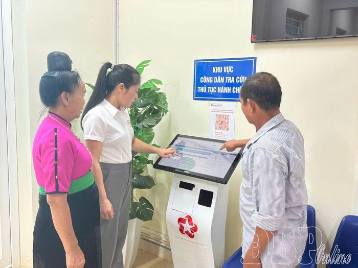 Đảng viên Chi bộ Trung tâm phục vụ hành chính công xã Mường Ảng hướng dẫn người dân thực hiện các TTHC.
