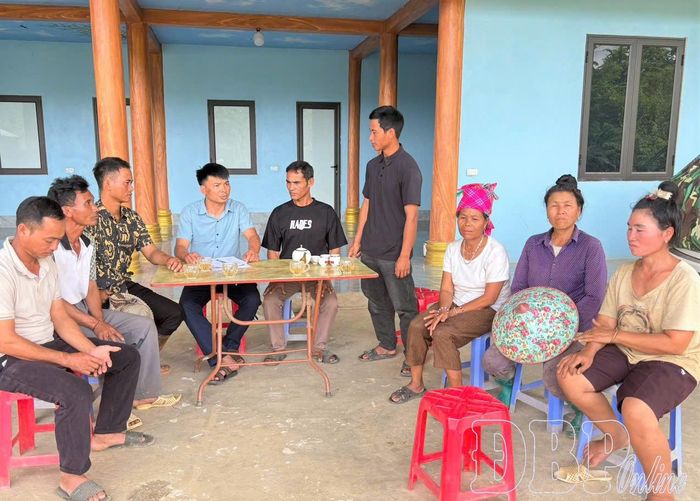 Chi bộ bản Tân Quang, xã Núa Ngam vận động nhân dân phát triển diện tích trồng dứa, góp phần nâng cao thu nhập.