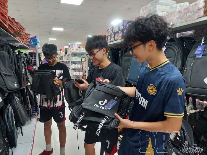 Nhiều mẫu sản phẩm, đa dạng, đáp ứng thị hiếu của học sinh khối trung học phổ thông.