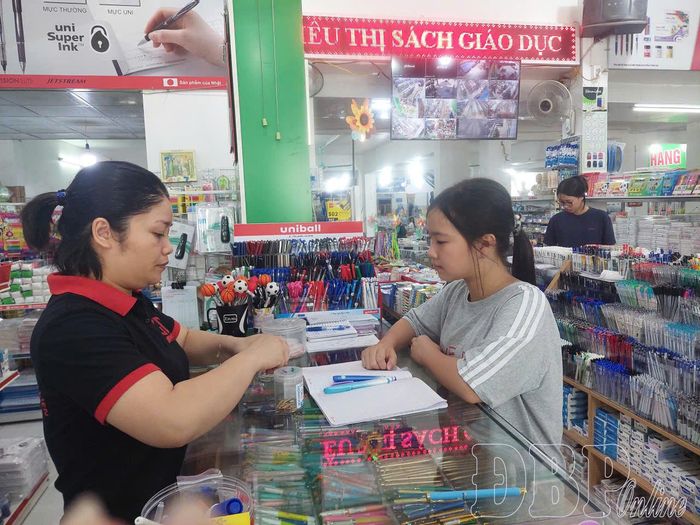 Sản phẩm của các nhãn hiệu trong nước như Hồng Hà, Hải Tiến được nhiều học sinh lựa chọn.