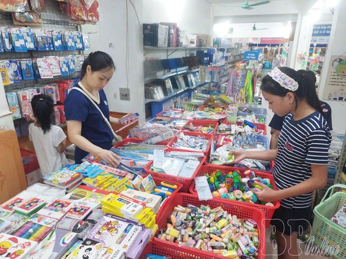 Lượng khách hàng mua sách vở, đồ dùng học tập cho năm học mới tại Siêu thị Sách Giáo dục và Thiết bị trường học tăng cao.