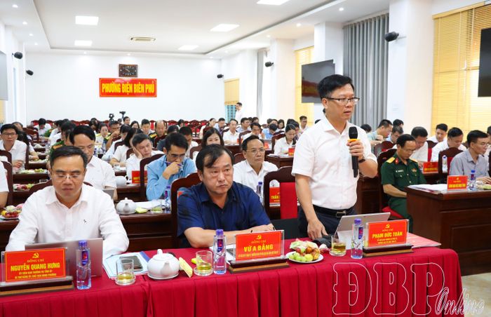 Đồng chí Phạm Đức Toàn, Ủy viên Ban Thường vụ Tỉnh ủy, Trưởng ban Tổ chức Tỉnh ủy tham gia ý kiến tại buổi làm việc.