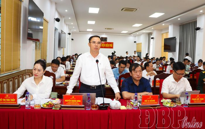 Đồng chí Nguyễn Quang Hưng, Ủy viên Ban Thường vụ Tỉnh ủy, Bí thư Đảng ủy, Chủ tịch HĐND phường Điện Biên Phủ phát biểu tại buổi làm việc.