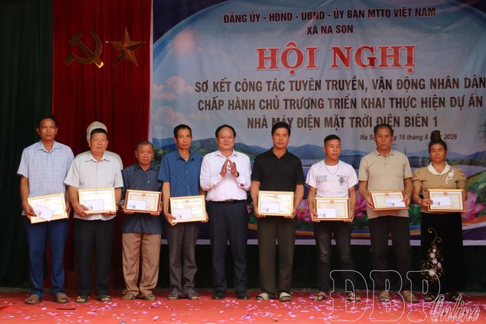 UBND xã Na Son tặng Giấy khen cho hộ gia đình có thành tích xuất sắc trong thực hiện nhiệm vụ thuộc Dự án Nhà máy điện mặt trời Điện Biên 1.