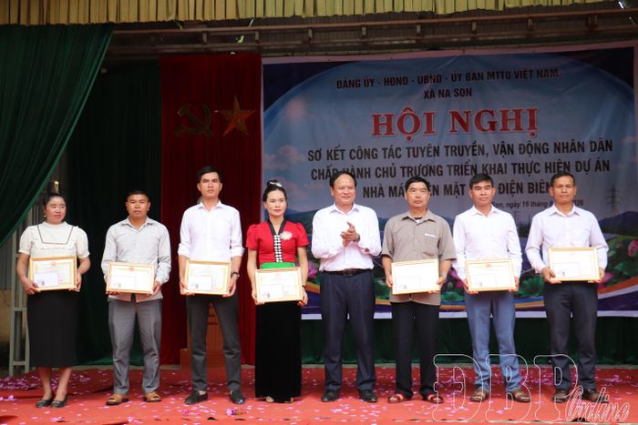 UBND xã Na Son tặng Giấy khen cho cá nhân có thành tích xuất sắc trong thực hiện nhiệm vụ thuộc Dự án Nhà máy điện mặt trời Điện Biên 1.