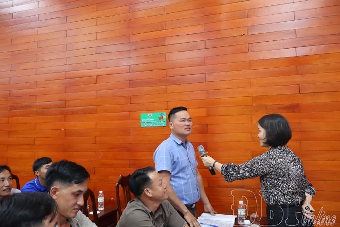 Giảng viên cùng học viên trao đổi cách kiểm chứng thông tin, vận động gia đình và phối hợp xử lý tình huống phát sinh từ cơ sở tại lớp tập huấn.